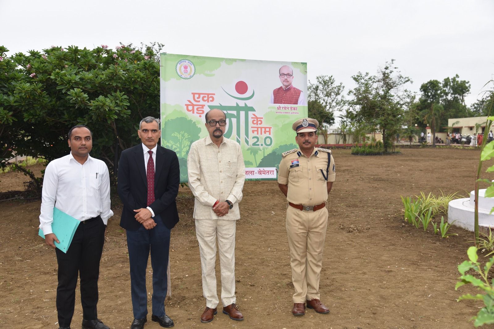 राज्यपाल रमेन डेका ने ‘एक पेड़ माँ के नाम’ अभियान में पौधारोपण कर दिया संदेश